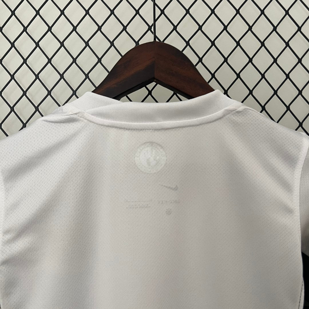 24 25 Women Corinthians Home